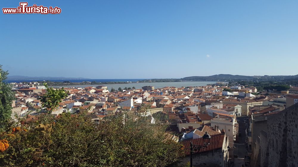 Immagine Veduta sui tetti di Calasetta, Sardegna. Dal 2006 questo territorio è riconosciuto come Comune onorario della provincia di Genova per via dei suoi legami storici, economici e culturali con il capoluogo ligure.