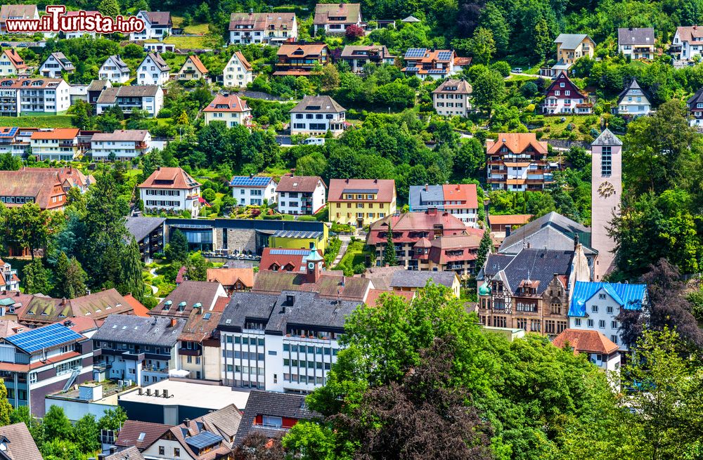 Immagine Veduta sui tetti di Triberg im Schwarzwald, Baden-Wurttemberg, Germania.