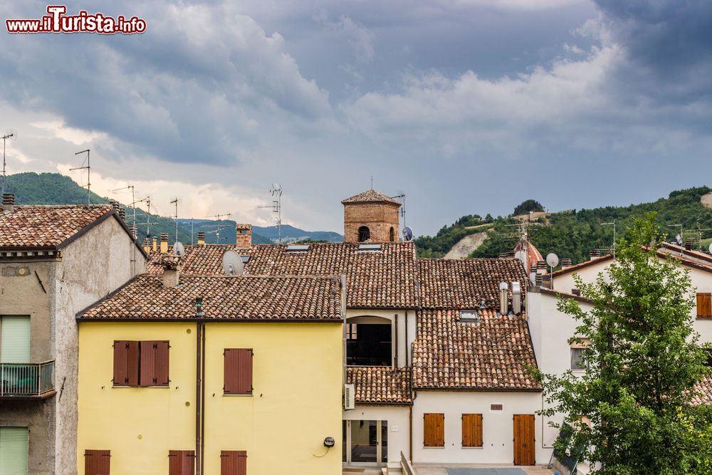 Immagine Veduta sui tetti di vecchi edifici nella cittadina di Sarsina, Emilia Romagna. Sullo sfondo, il campanile della chiesa.