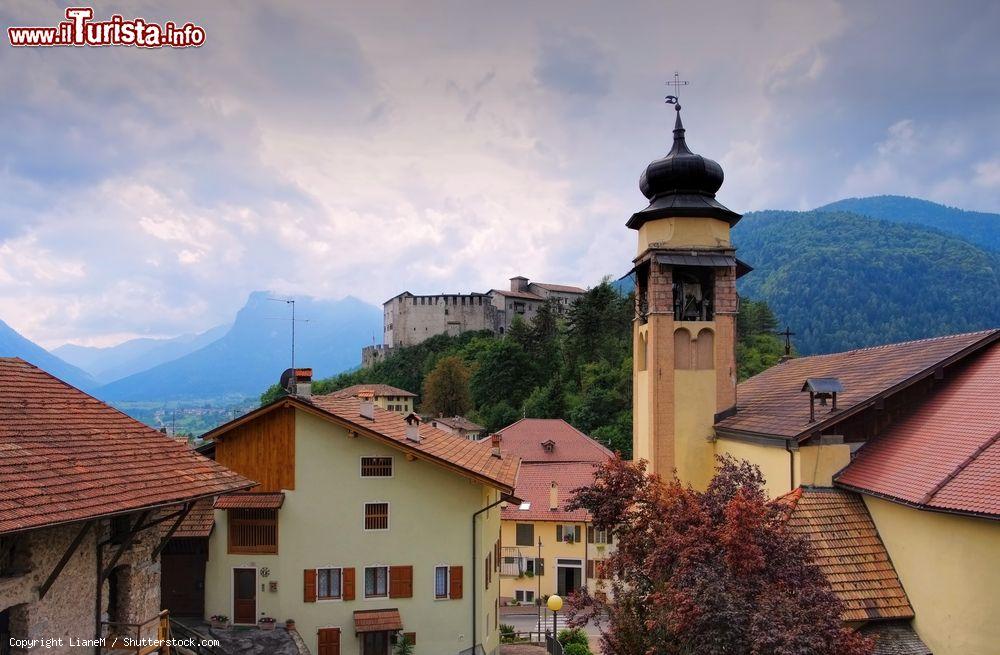 Immagine Veduta sui tetti nel centro di Stenico, Trentino Alto Adige - © LianeM / Shutterstock.com