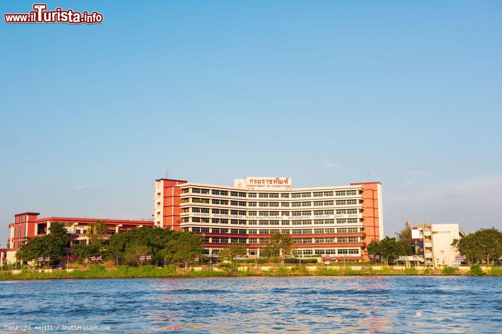 Immagine Veduta sul fiume Chao Phraya a Nonthaburi (Thailandia) con l'edificio del Dipartimento di Correzioni - © mai111 / Shutterstock.com