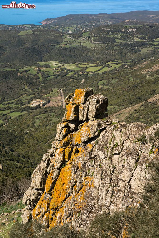 Immagine Veduta sul monte Arcuentu e sulla Costa Verde, Sardegna. Ambita meta per gli appassionati di trekking, questo monte si trova fra Oristano e Cagliari.
