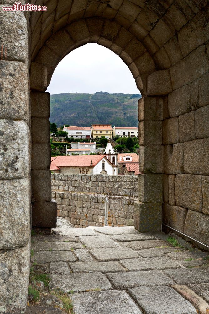 Immagine Veduta sul villaggio di Linhares da Beira (Portogallo) da una porta in stile gotico.