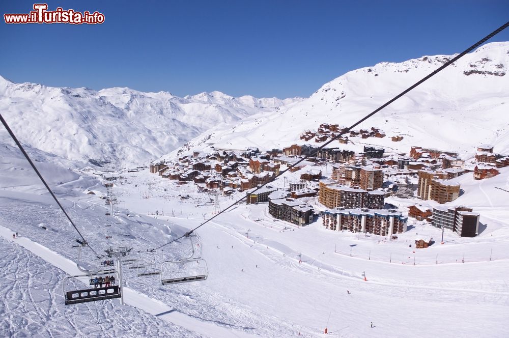 Immagine Veduta sulle piste da sci di Courchevel (Savoia) dalla seggiovia, Francia.