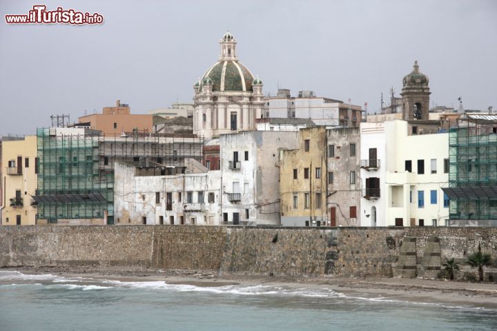 Immagine Veduta tipica del centro di Trapani e la spiaggia - © Tupungato / Shutterstock.com