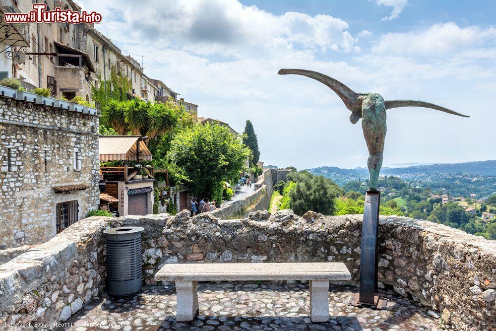 Immagine Veduta di una tipica via del villaggio con statua lungo le mura fortificate, Saint-Paul-de-Vence, Francia. Da sempre questa località è stata fra le predilette di artisti, poeti e scrittori - © Eddy Galeotti / Shutterstock.com