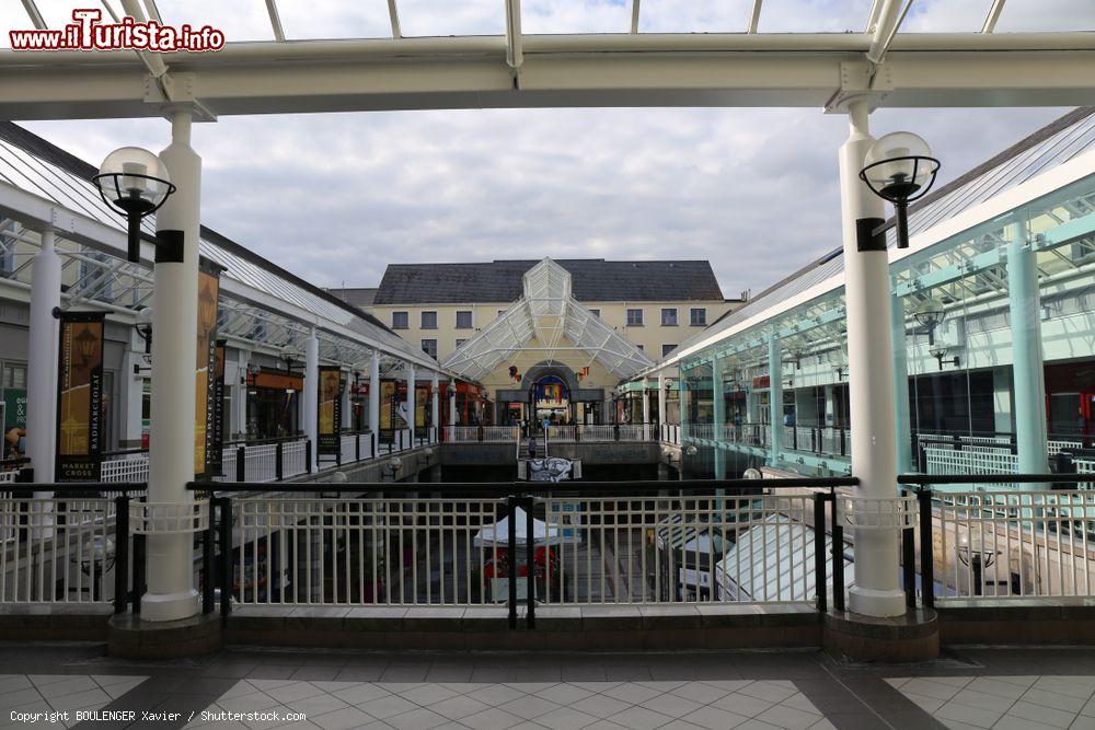 Immagine Veduta urbana dal primo piano di un tipico mercato della città di Kilkenny, Irlanda. Qui, sotto un lungo tetto trasparente, ci sono molti negozi e attività commerciali - © BOULENGER Xavier / Shutterstock.com