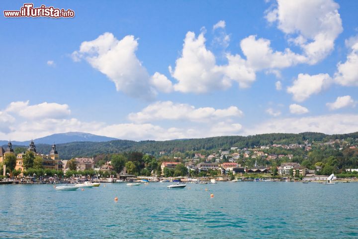 Immagine Velden am Woerther See una famosa località balneare in Austria - © nikolpetr / Shutterstock.com