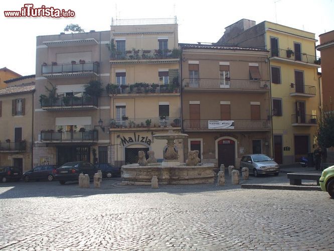 Immagine La fontana in piazza Mazzini a Velletri - © Deblu68 - Wikimedia Commons.