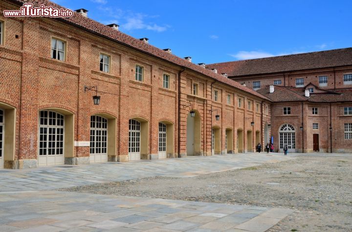 Immagine Particolare da cui si evince l'architettura di Venaria Reale, Torino (Piemonte) - Con un continuo rimbalzo tra i secoli del '600 e del '700, gli esempi architettonici di Venaria Reale lasciano respirare in ogni opera il fascino della loro datazione. In quei tempi così stravaganti per il campo dell'arte, vi erano infatti dei contrasti manifatturieri piuttosto evidenti. Come si può riscontrare dall'immagine i materiali impiegati riflettono il gusto dell'epoca, con laterizi rossi tipici del medioevo fatti vivere con un gusto illuminista - © maudanros / Shutterstock.com