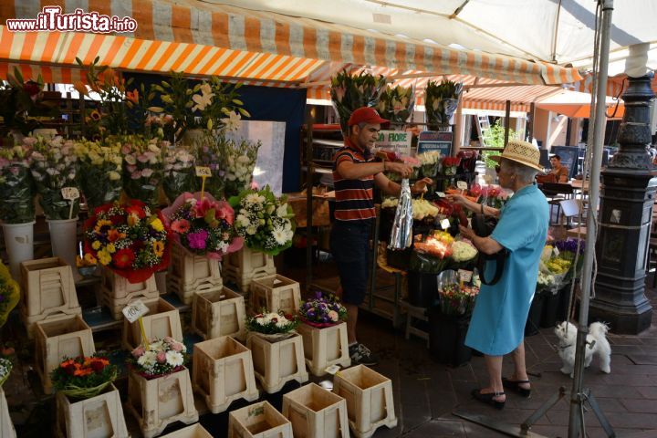 Immagine Vendita di fiori in Corso Saleya a Nizza, Francia. Una delle tradizionali bancarelle del famoso "mercato dei fiori" che si tiene ogni giorno in quest'area a due passi dalla Promenade des Anglais.