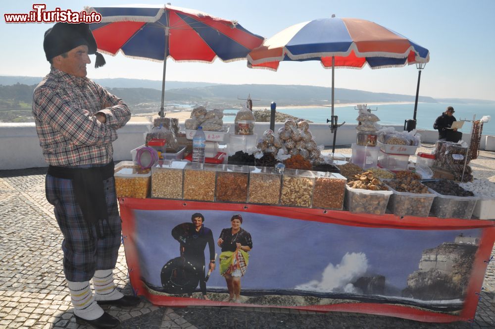 Immagine Venditore ambulante in spiaggia a Nazaré, costa del Portogallo a nord di Lisbona.