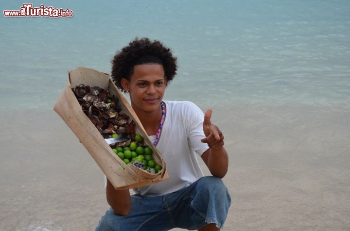 Immagine Venditore frutti di mare alla spiaggia La Ensenada, Punta Rucia