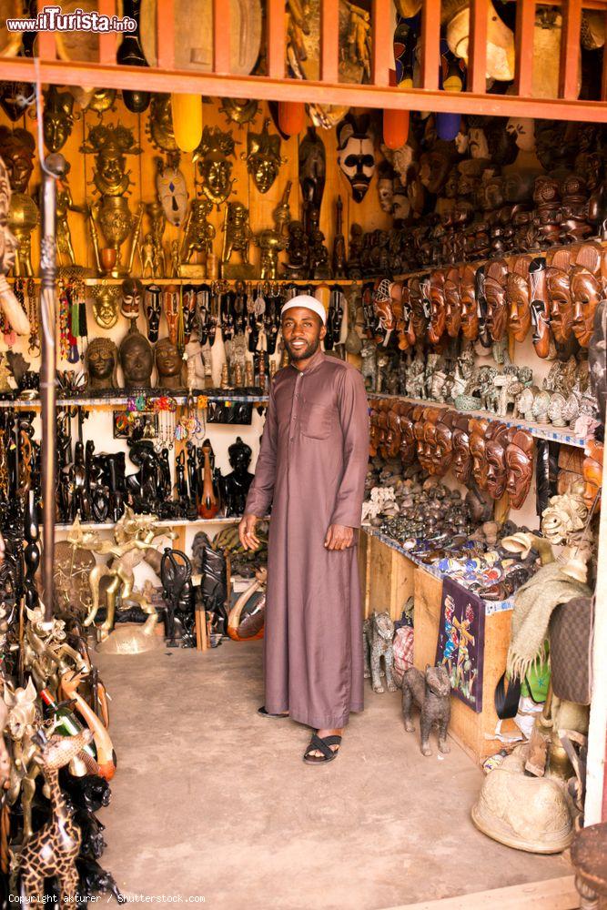 Immagine Venditore in un negozio di souvenir a Yaoundé, Camerun - © akturer / Shutterstock.com