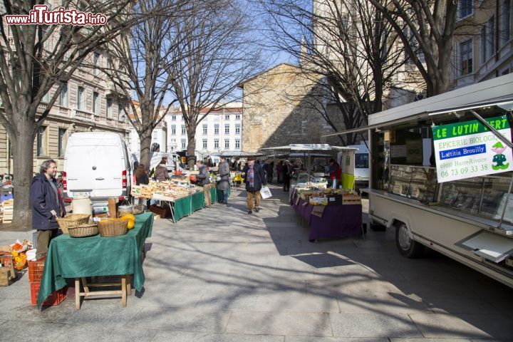 Immagine Venditori ambulanti francesi con frutta e verdura fresche in una strada nei pressi di Place Saint-Jean, Lione, Francia - © Eddy Galeotti / Shutterstock.com