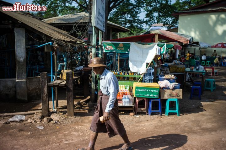 Immagine Venditori di cibo e di souvenirs in un mercato di Kyaiktiyo, stato Mon, Birmania. Il piccolo market si trova all'ingresso della pagoda Golden Rock  - © maodoltee / Shutterstock.com