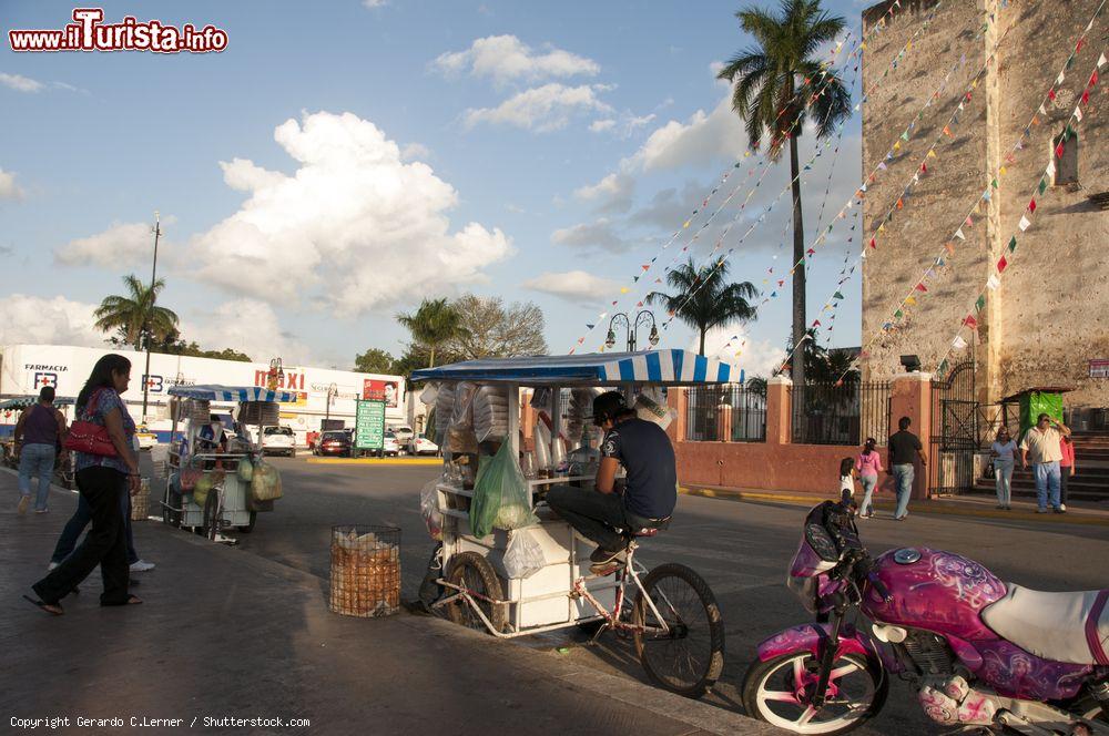 Immagine Venditori di cibo nella piazza principale di Tizimin, Messico - © Gerardo C.Lerner / Shutterstock.com