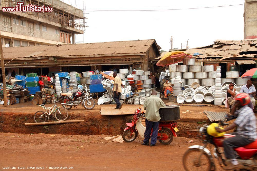 Immagine Venditori di padelle e pentole lungo una strada della città di Kampala, Uganda (Africa) - © Black Sheep Media / Shutterstock.com