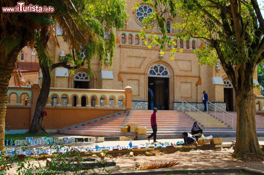 Immagine Venditori di souvenir di fronte alla chiesa cattolica di Santa Maria a Kampala, Uganda. Conosciuta anche come cattedrale Rubaga, è stata costruita nel 1925 - © Cristi Popescu / Shutterstock.com