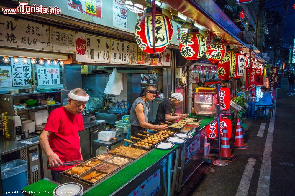 Immagine Venditori di strada a Osaka preparano Takoyaki, Giappone: si tratta di tipiche polpette fritte di forma sferica fatte di polpo e pastella - © MACH Photos / Shutterstock.com