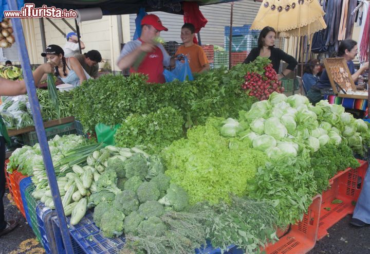Immagine Venditori di verdura al mercato contadino di San José, Costa Rica. Nei mercati tradizionali della città si possono acquistare prodotti freschi e genuini dell'agricoltura locale direttamente dai coltivatori - © riekephotos / Shutterstock.com