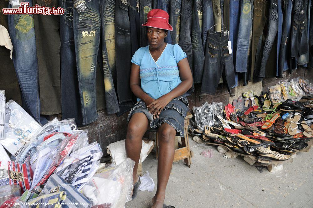 Immagine Una venditrice ambulante nelle strade di Port-au-Prince, capitale di Haiti - © arindambanerjee / Shutterstock.com