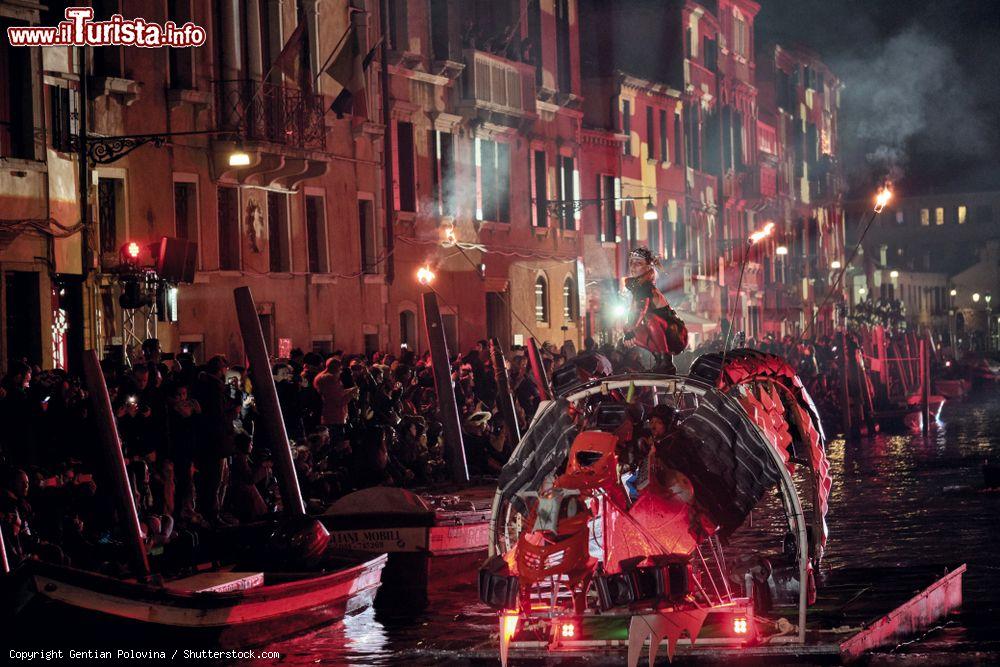 Immagine Venezia, un danzatore in costume punk rosso alla cerimonia di apertura del carnevale 2019 (Veneto) - © Gentian Polovina / Shutterstock.com
