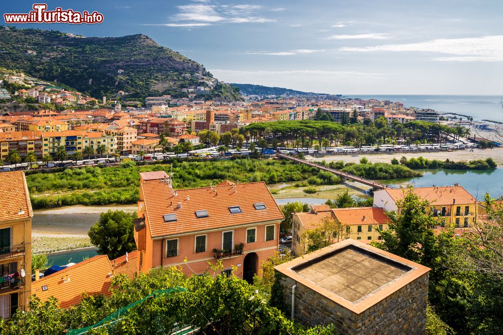 Immagine Ventimiglia dall'alto con sullo sfondo il tradizionale mercato settimanale, Liguria.