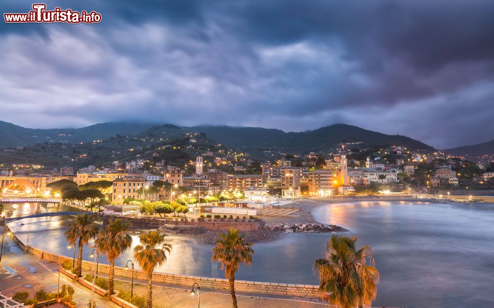 Immagine Ventimiglia e la spiaggia by night, provincia di Imperia, Liguria.