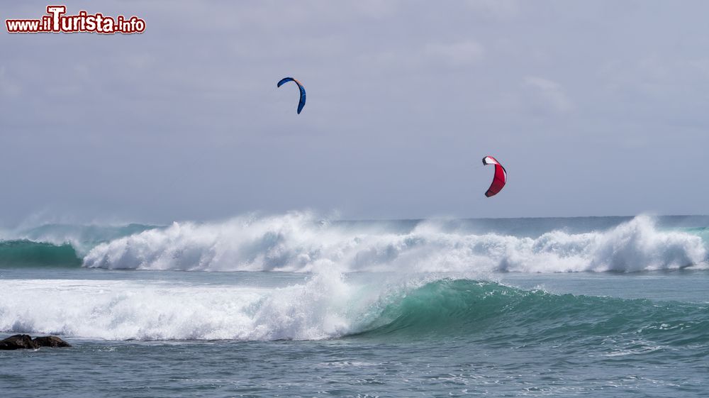 Immagine Vento e kite surf sull'isola di Sal a Capo Verde, l'arcipelago è battuto dai venti alisei 