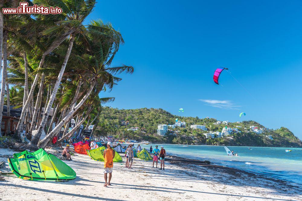 Immagine Con il vento forte a Bulabog Beach (Boracay, Filippine), gli appassionati di kitesurf e windsurf prendono la via del mare - foto © Maxim Tupikov / Shutterstock.com