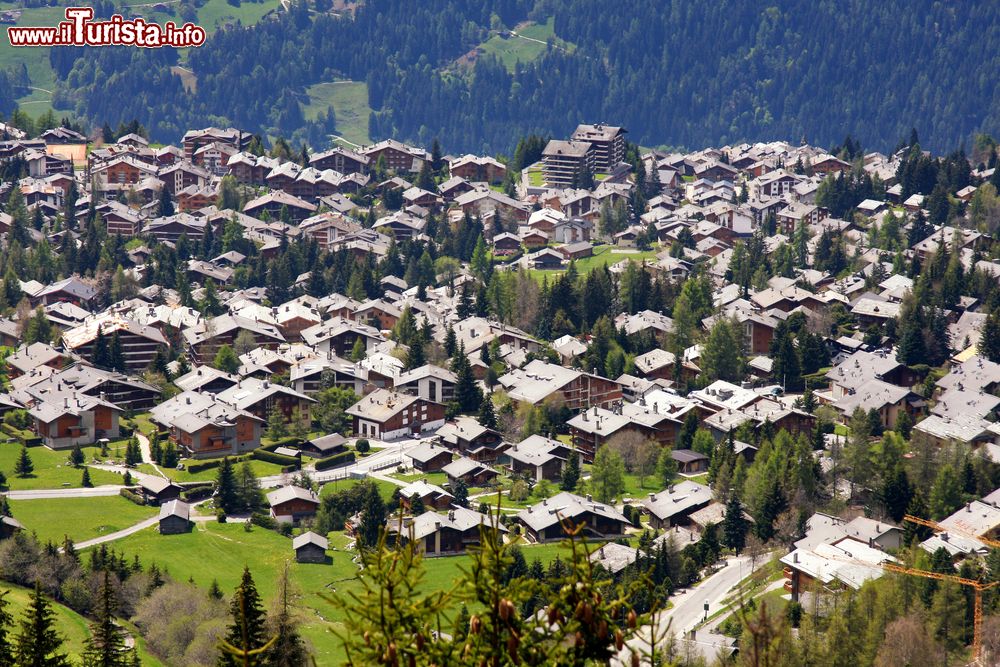Immagine Verbier vista dall'alto, Alpi svizzere. Il villaggio formato da chalet è posto su un altopiano baciato dal sole. Il panorama sulle montagne circostanti è mozzafiato.