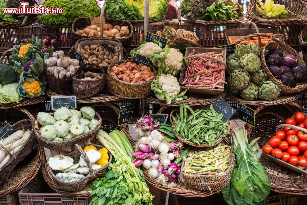 Immagine Verdura fresca e colorata in un mercato di Beaune, Francia.