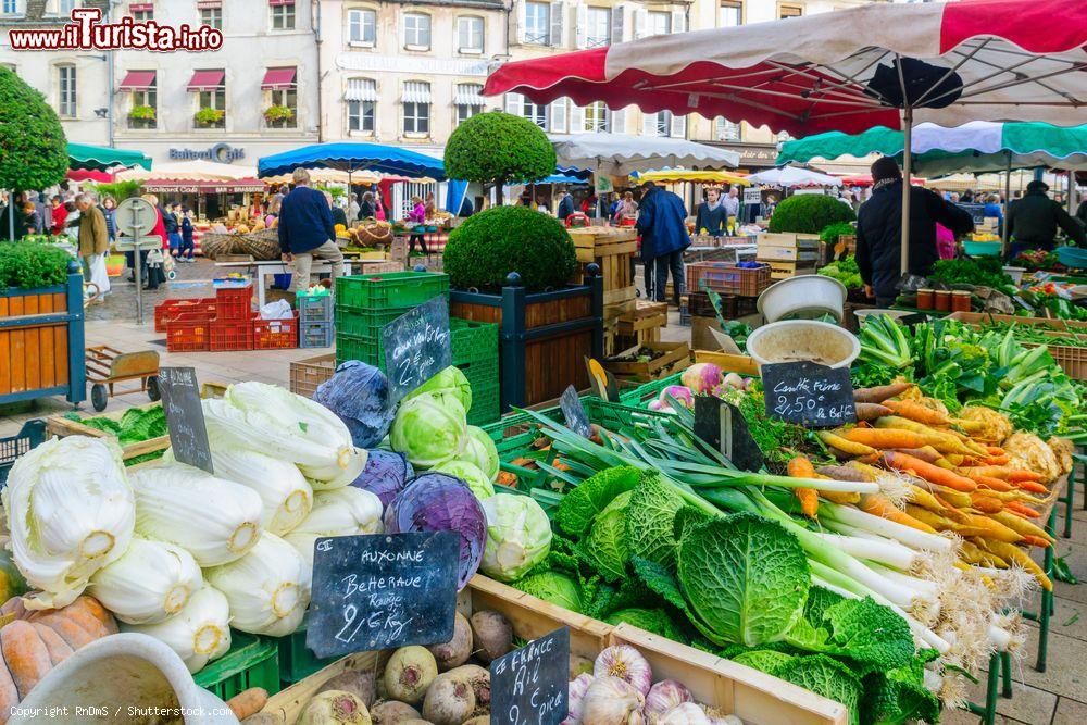 Immagine Verdura fresca in una bancarella del mercato di Beaune, Borgogna, Francia - © RnDmS / Shutterstock.com