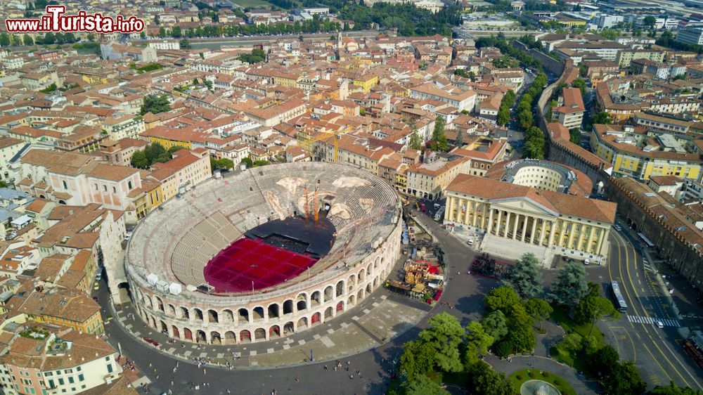 Immagine Verona fotografata dall'alto da un drone: in primo piano l'anfiteatro romano, l'Arena.