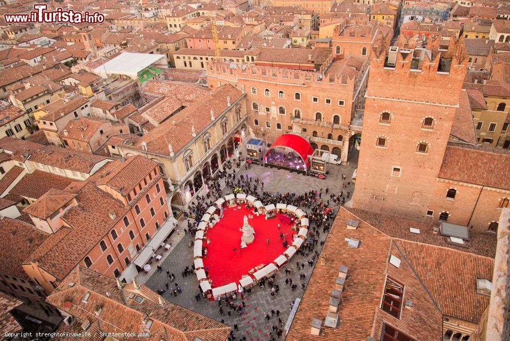 Immagine Dolcemente Verona in Love, il festival dedicato a tutti gli innamorati del mondo.  Il centro storico di Verona ha accolto coppie di innamorati provenienti da ogni dove, per suggellare il proprio amore nella città di Romeo e Giulietta. - © strenghtofframeITA / Shutterstock.com