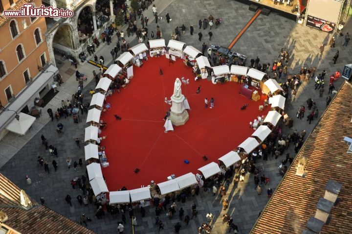 Immagine Verona in love a Piazza Dante - Città dell'amore? Sì eccome e questa meravigliosa immagine lo testimonia. Nei giorni di S.Valentino la città si trasforma dando vita a una Verona in love sia visiva che... Da mangiare. Moltissimi, infatti, anche i punti di ristorazione che propongono un menù a base di cuoricini (commestibili) - © niepo / Shutterstock.com