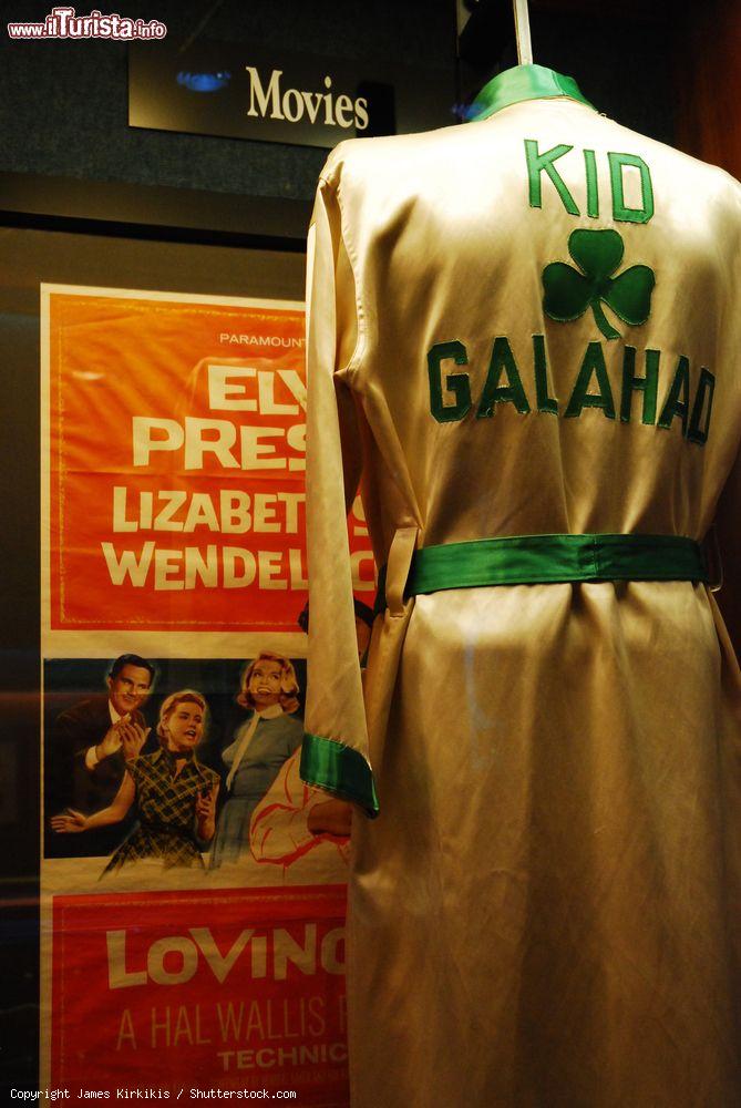 Immagine La vestaglia da boxe indossata da Elvis Presley nel film Kid Galahad esposta al Graceland Museum di Memphis, Tennessee (USA) - © James Kirkikis / Shutterstock.com