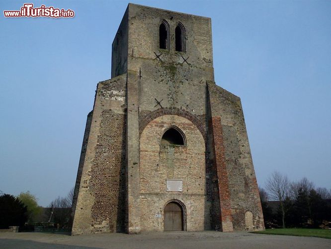 Immagine Ciò che resta della cosiddetta Tour Carré, un tempo facente parte dell'abbazia di Saint-Winoc, posta sulla collina di Groenberg presso la cittadina di Bergues.