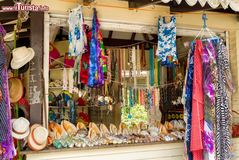 Immagine Vestiti e souvenir in un tipico mercato sull'isola di Mahé, Seychelles.
