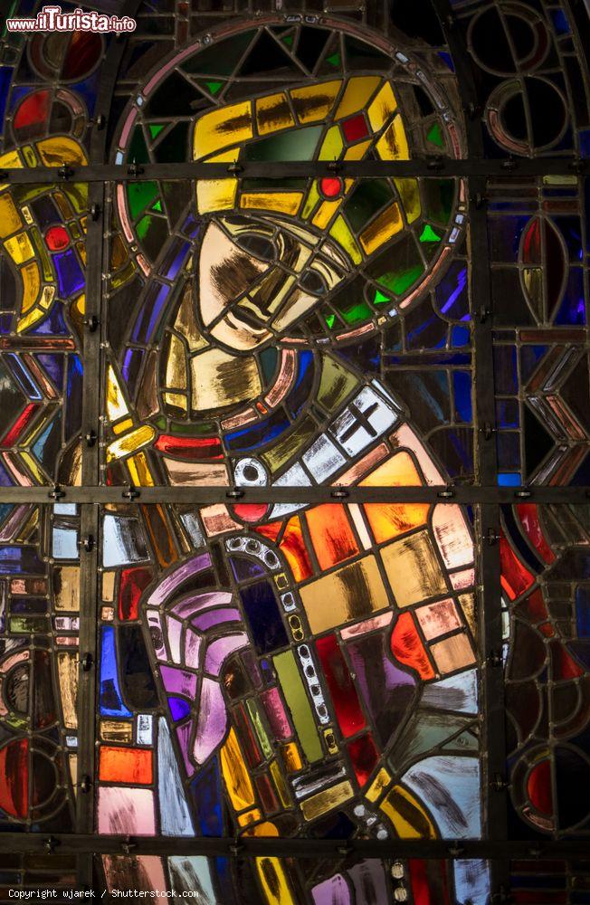 Immagine Una vetrata colorata alla Cité du Vitrail di Troyes, dipartimento dell'Aube, Champagne-Ardenne, Francia - © wjarek / Shutterstock.com