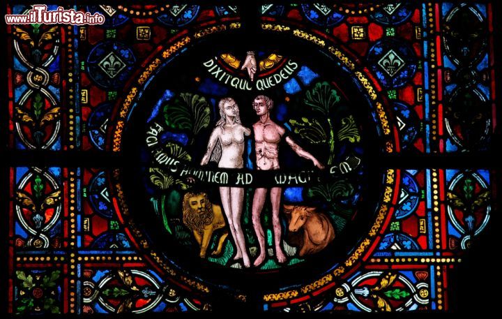 Immagine Un particolare della vetrata della collegiata di Notre-Dame a Dinant; la vetrata è considerata una delle più grandi di tutta Europa - foto © jorisvo / Shutterstock.com