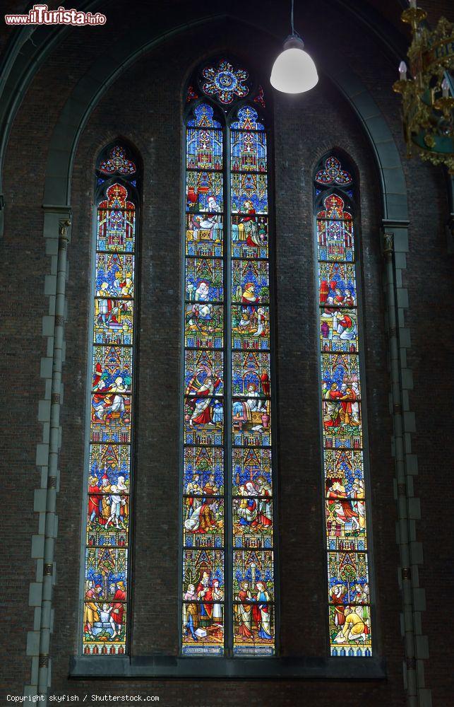 Immagine Vetrata istoriata della chiesa gotica di San Giuseppe a Ostenda, Belgio - © skyfish / Shutterstock.com