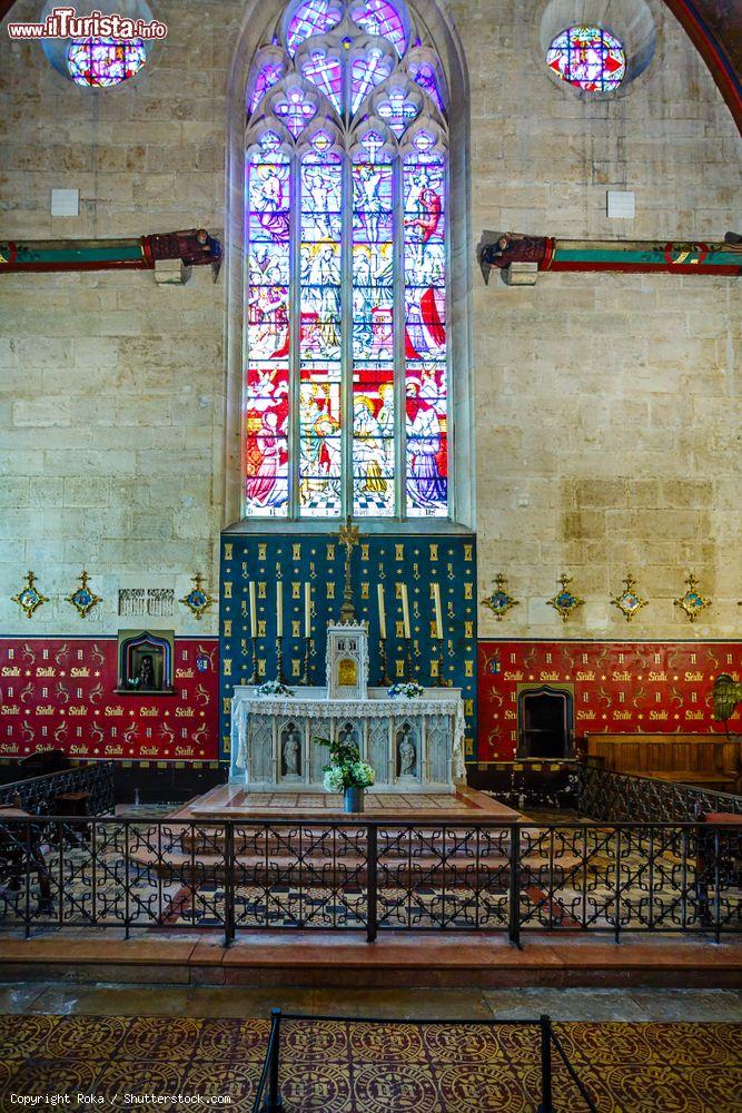 Immagine Vetrata istoriata e altare all'interno dell'Hospices de Beaune, Francia: l'edificio venne fatto costruire da Nicolas Rolin nel 1443 - © Roka / Shutterstock.com
