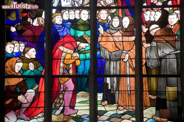 Immagine Le vetrate della chiesa gotica di Saint-Malo a Dinan, in Francia. La chiesa è calssificaa come monumento storico nazionale fin dal 1907 - foto © Claudio Giovanni Colombo / Shutterstock.com
