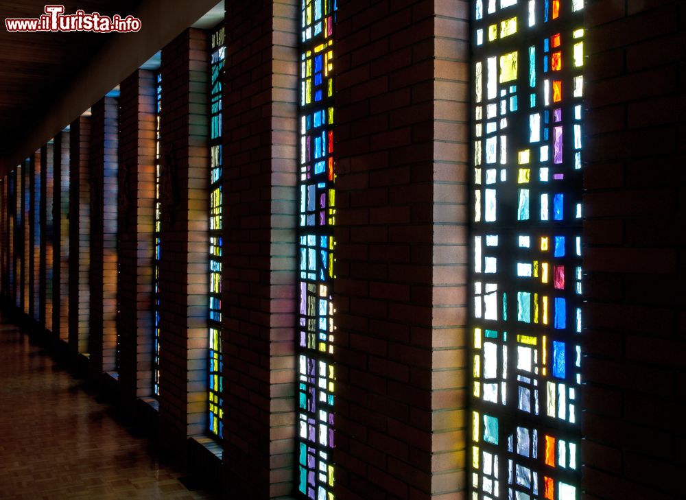 Immagine Vetrate colorate e riflessi sul muro di mattoni nella chiesa di San Benedetto a Winnipeg, Manitoba (Canada).