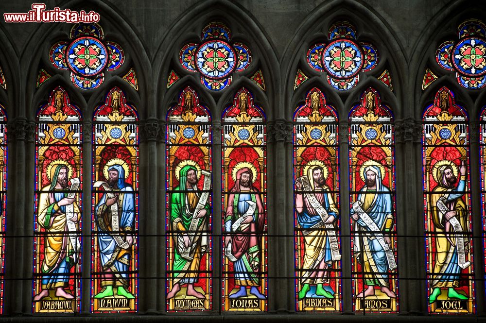 Immagine Vetrate della cattedrale di Troyes, Francia: realizzate in stile gotico, raffigurano i profeti.