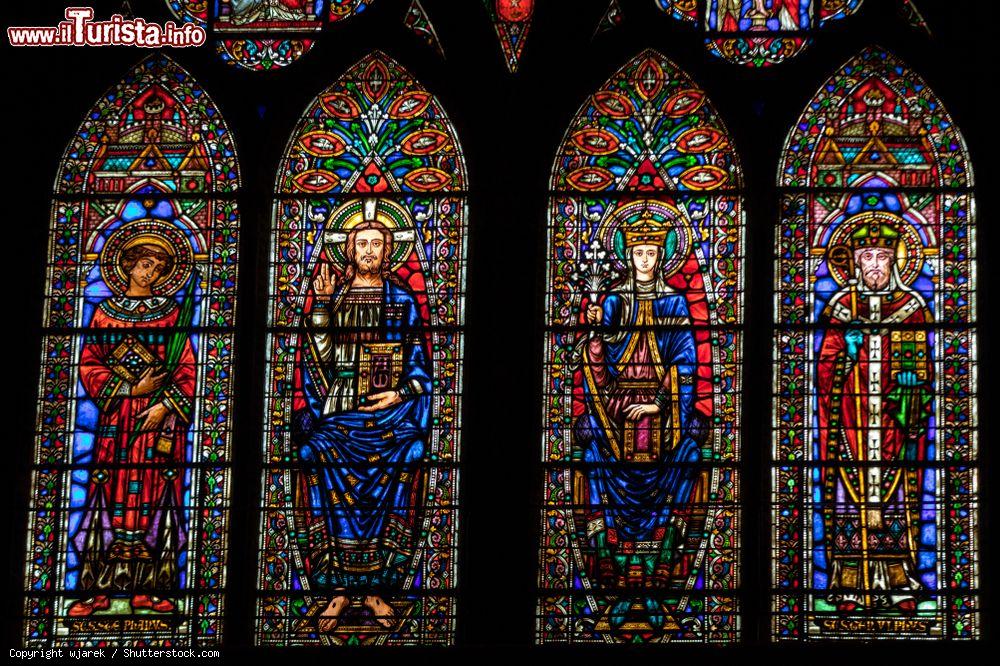 Immagine Vetrate istoriate nella cattedrale di Santo Stefano nella città di Cahors, Francia - © wjarek / Shutterstock.com