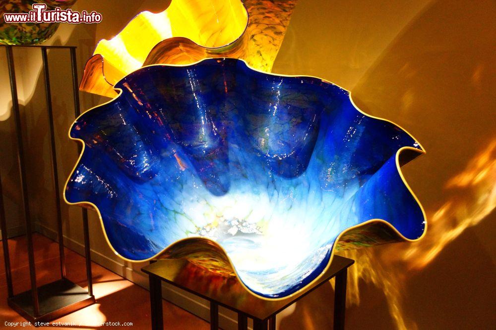 Immagine Vetri colorati al Chihuly Garden and Glass Museum di Seattle, Washington, USA. Si tratta di un museo d'arte e di un giardino di sculture con grandi e colorate opere in vetro realizzate da Dale Chihuly  - © steve estvanik / Shutterstock.com