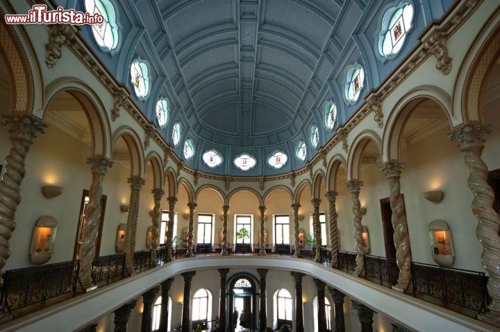 Immagine Vetri colorati al Museo Ariana a Ginevra, Svizzera. L'interno dell'edificio in stile neoclassico e neo barocco progettato da Gustave Revilliod nel XIX° secolo: qui al 10 di Avenue de la Paix si possono ammirare oltre 20 mila manufatti che illustrano secoli di storia della ceramica e del vetro